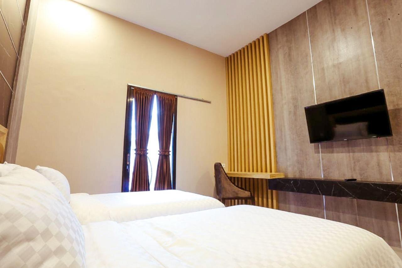 Giri Palma Hotel Malang Extérieur photo