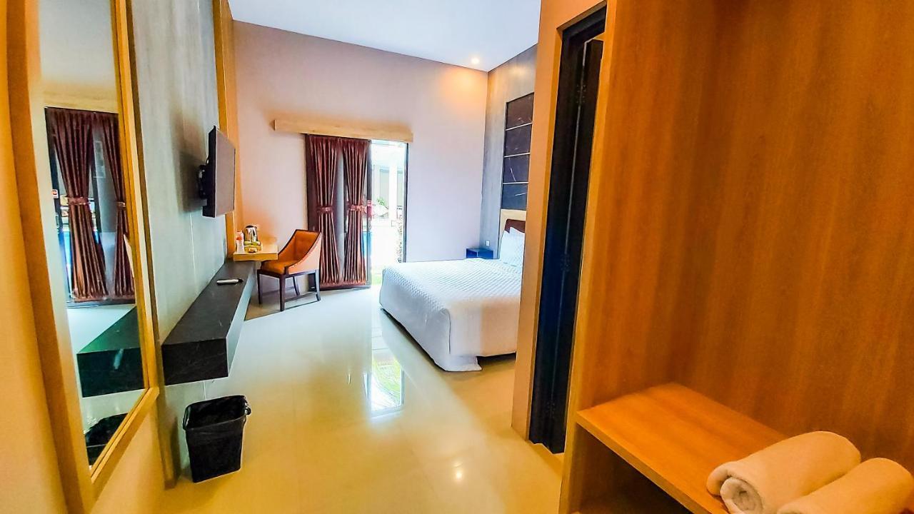 Giri Palma Hotel Malang Extérieur photo