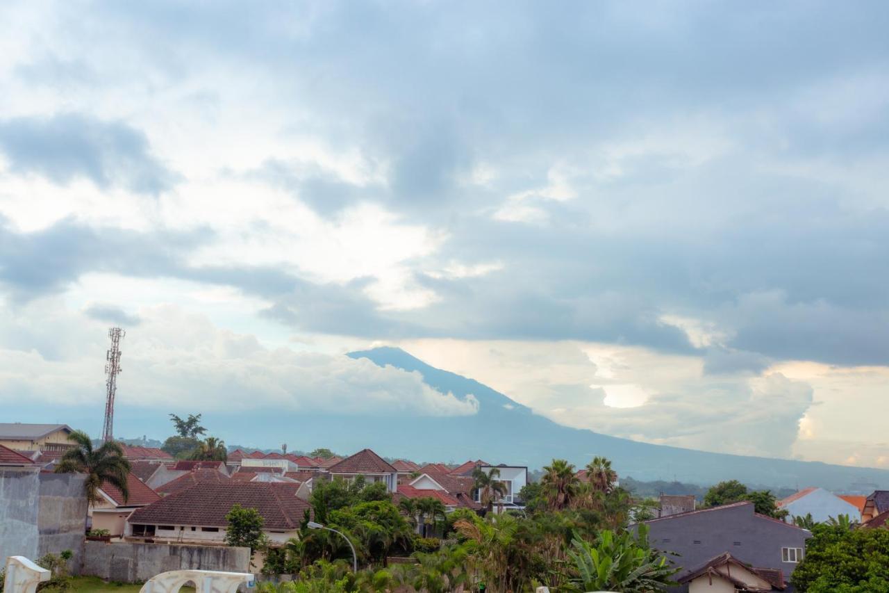 Giri Palma Hotel Malang Extérieur photo